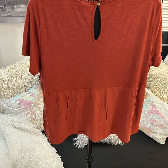 Plus size Rayon top with cute keyhole back - Picture 5 of 8